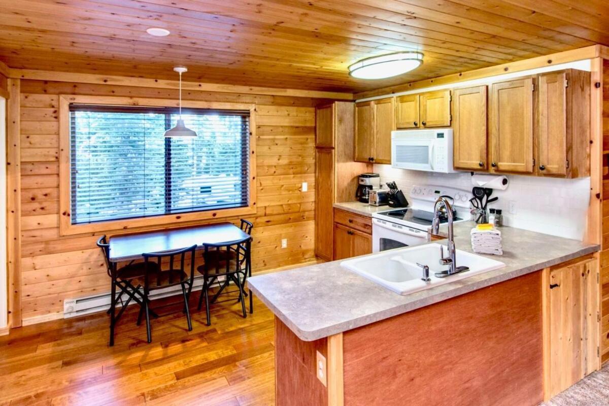 Lovely Log Cabin With Fire Pit! Duck Creek Village Exterior photo